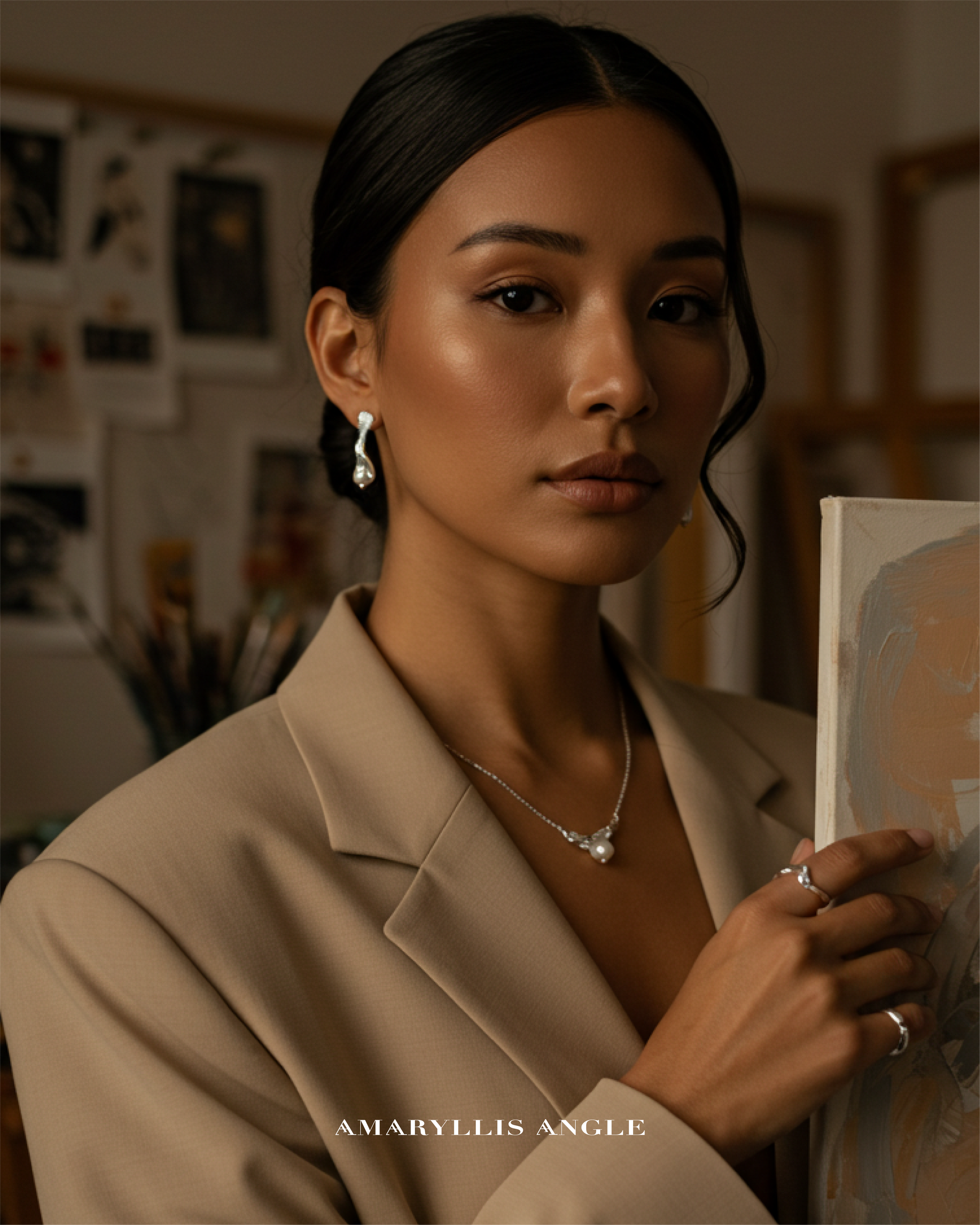 Mujer usando aretes elegantes hechos a mano de AMARYLLIS ANGLE con diseño sofisticado y delicado