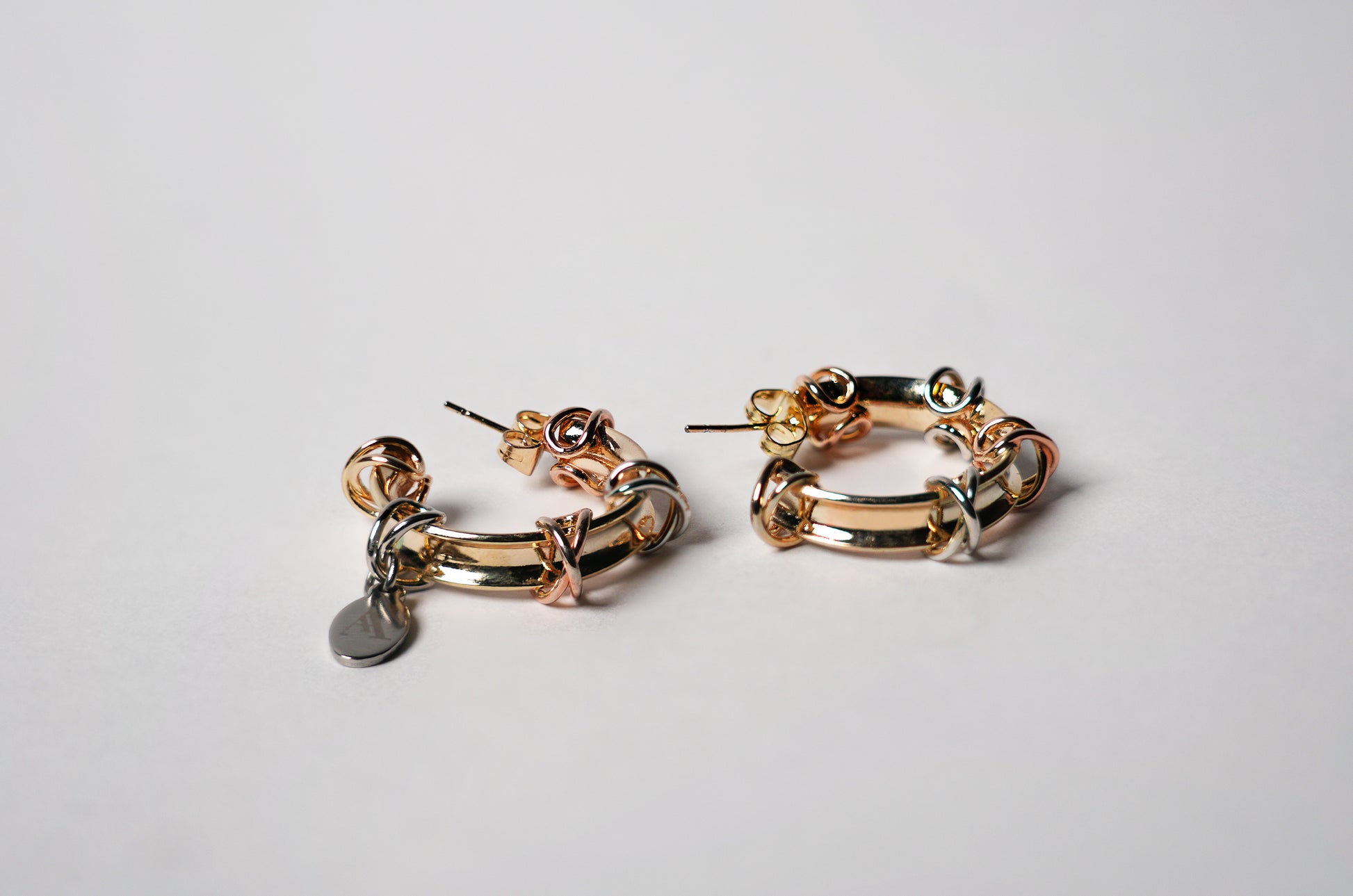 Aretes trinity de plata y gold-filled en diseño circular con detalles en plata y oro de AMARYLLIS ANGLE